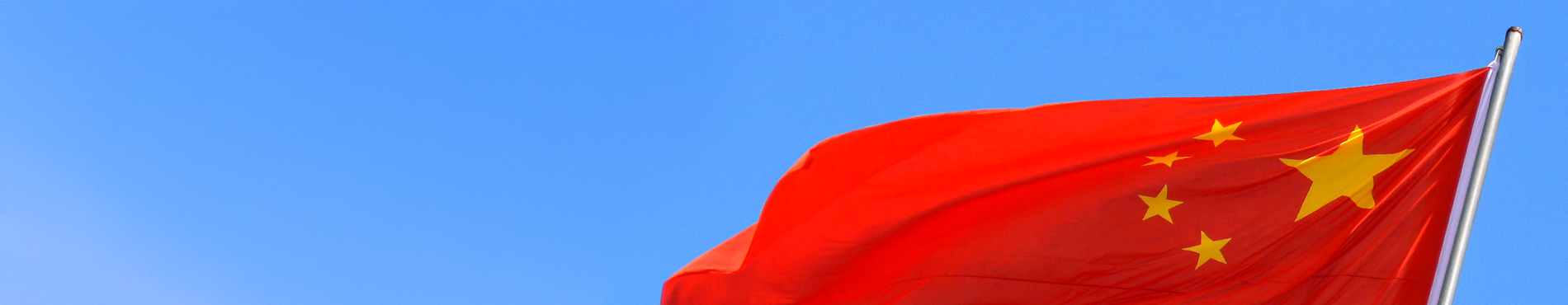 Flagge Chinas weht unter klarem Himmel, symbolisiert Nationalstolz und kulturelle Identität.