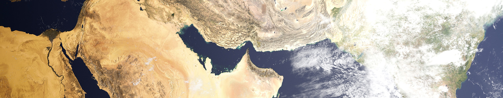 Luftaufnahme des Iran mit trockenen Gebirgen und Küsten, vermittelt Weite und natürliche Schönheit.