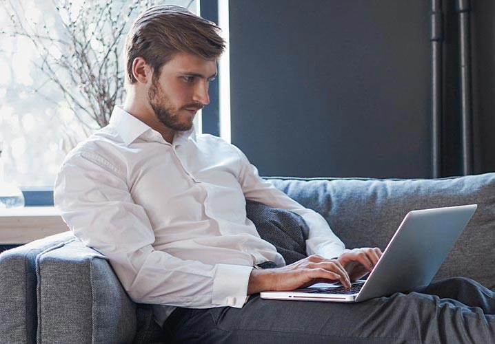 Angestellter arbeitet von zu Hause